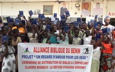CROISSANCE SPIRITUELLE : L&rsquo;ABB OFFRE DES BIBLES AUX ENFANTS ORPHELINS DE CALAVI ET ZÈ
