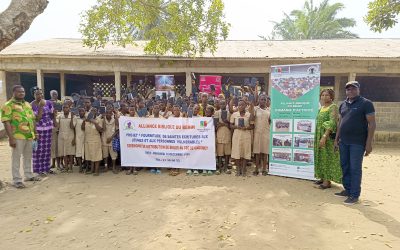 Distribution de Bibles aux élèves du CEG Gadomè dans la commune de Comè.