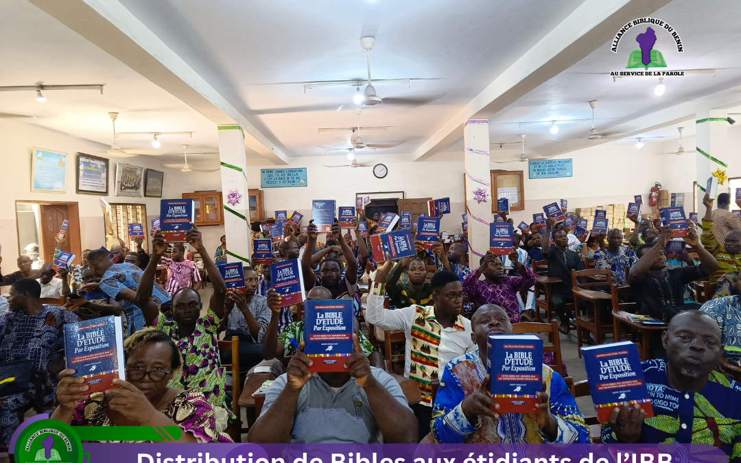 Distribution de Bibles d’étude aux étudiants de l’IBB