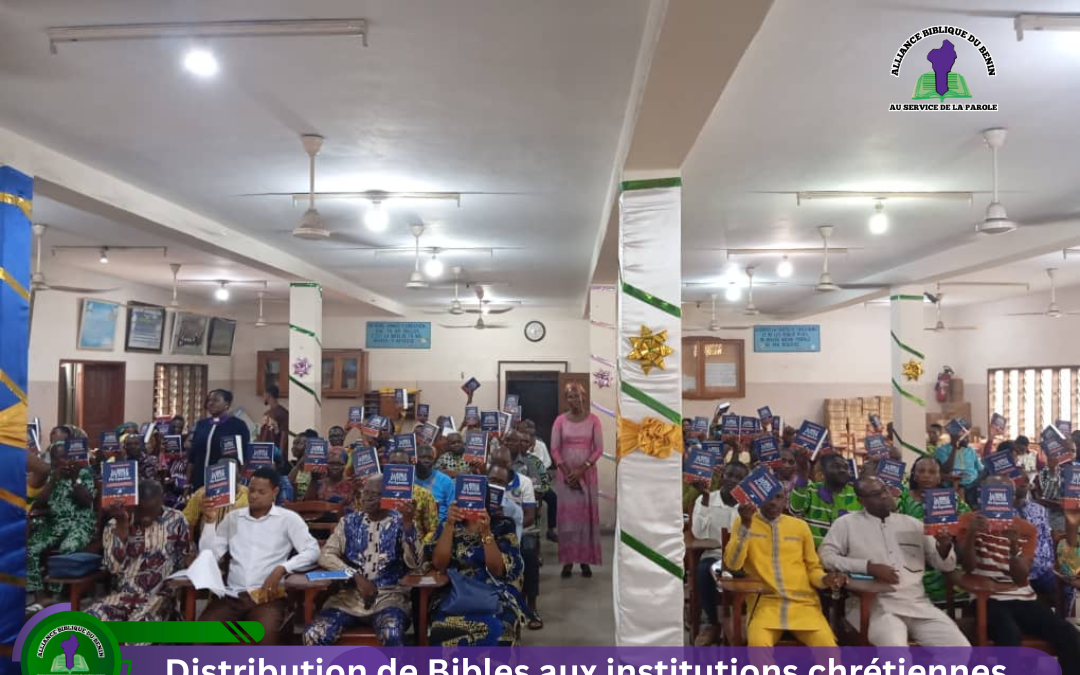 Distribution de Bibles d’étude aux institutions chrétiennes partenaires