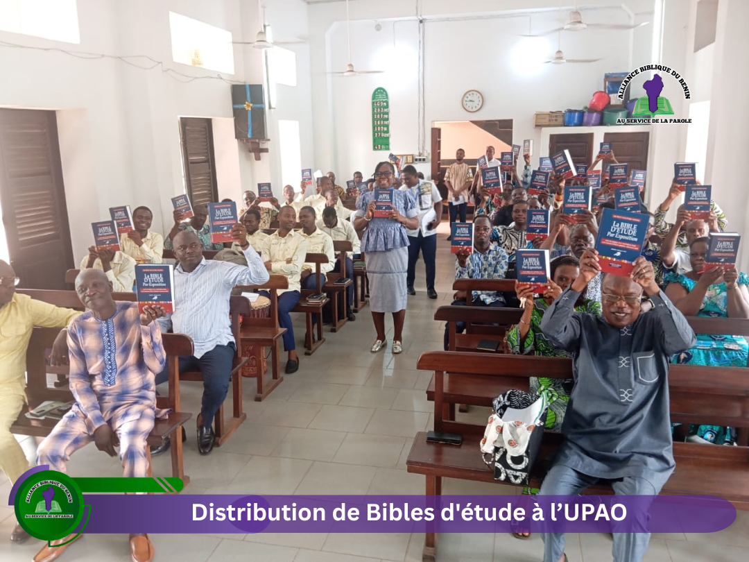 Distribution de Bibles d’étude à l’Université Protestante de l’Afrique de l’Ouest-1