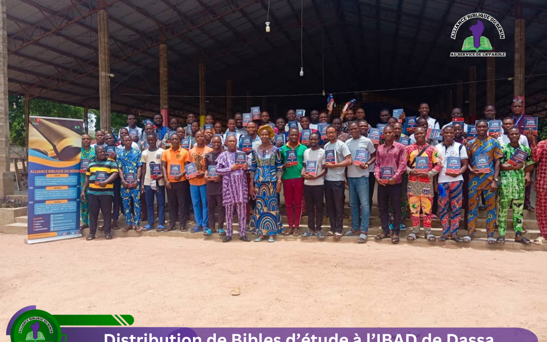 Distribution de Bibles d&rsquo;étude à l&rsquo;Institut Biblique des Assemblées de Dieu de Dassa